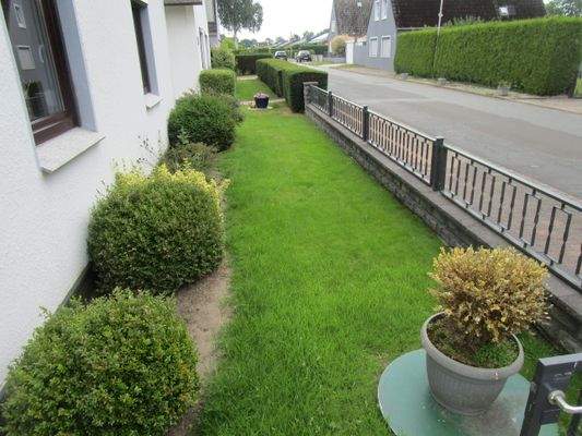 218. Vorgarten des Hauses..JPG