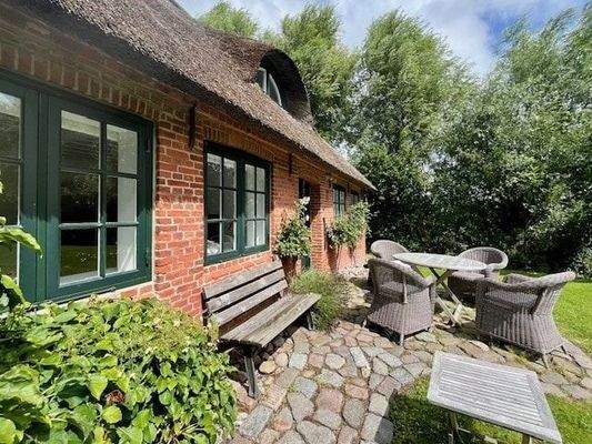 Außenansicht mit Terrasse