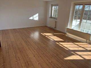 Wohnzimmer mit Balkonzugang