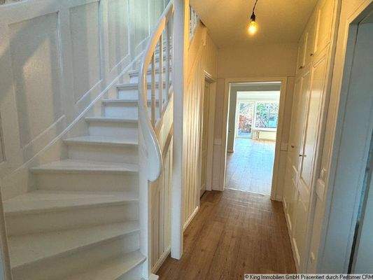 Flur EG - Treppe