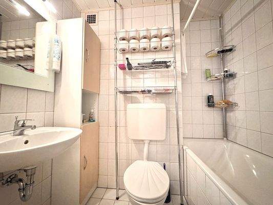 zeitloses Bad mit Badewanne