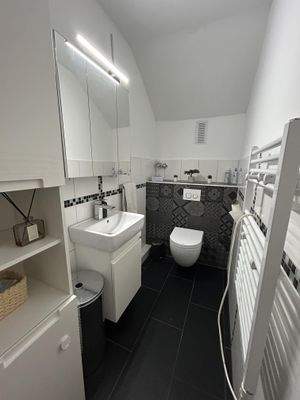 Gäste-WC mit Waschmaschinenanschluss