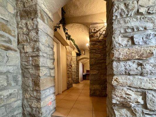 Gewölbekeller in Blickrichtung Garderobe und WCs