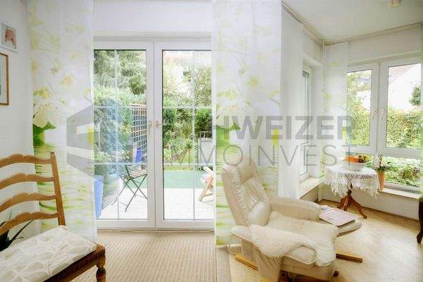 Wohnzimmer mit Zugang zur Terrasse