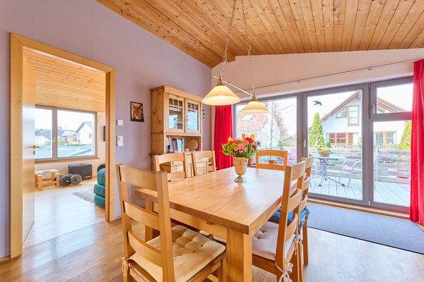 Esszimmer mit Blick auf Terrasse im Obergeschoss