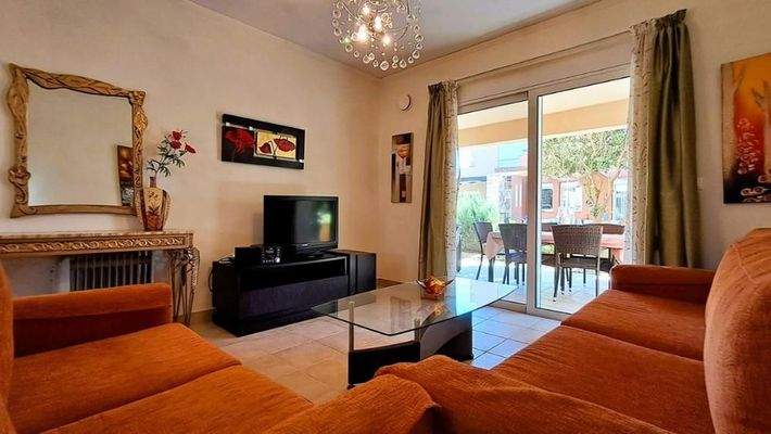 Kreta, Maleme: Erdgeschoss-Apartment mit 2 Schlafzimmern, Garten und Gemeinschaftspool, nur wenige Schritte vom Strand entfernt