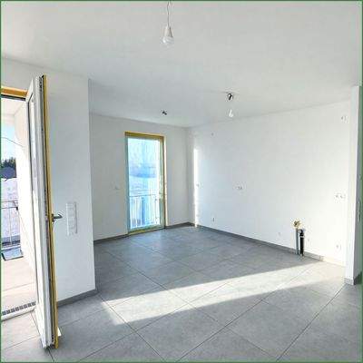 Offene Küche - mit grauen Fliesen als Vorschlag