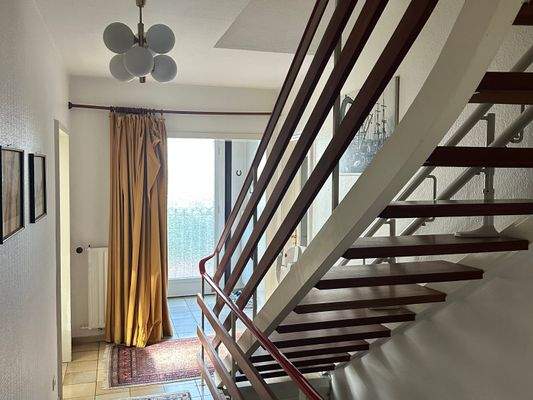 Flur mit offener Treppe