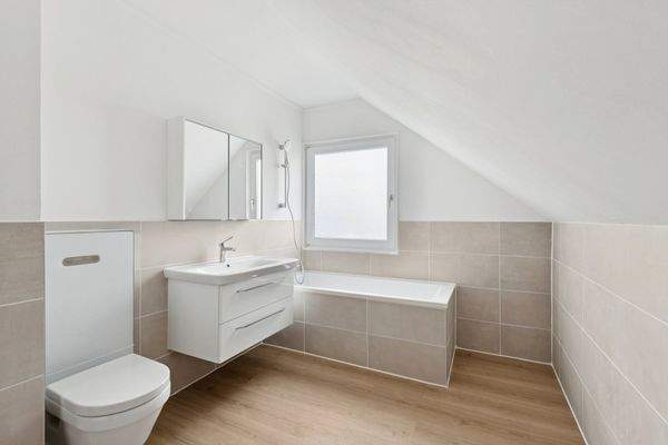 Großes Badezimmer im DG