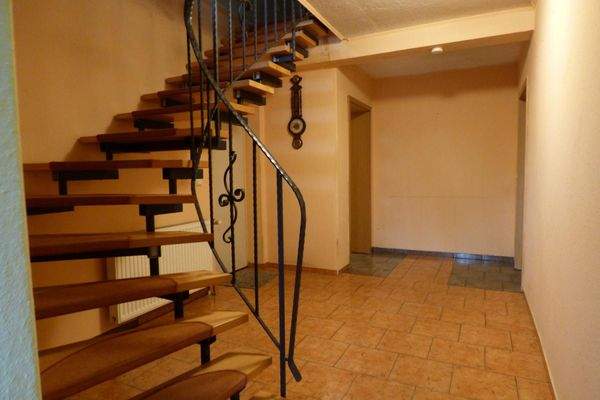 Flur im Erdgeschoss mit Treppe in DG