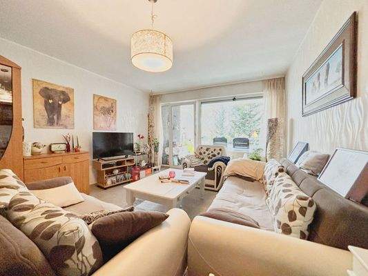 ...mit Blick vom Essplatz zum Balkon...