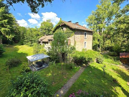 rechte Gartenansicht mit Blick zum Haus und Pavillon