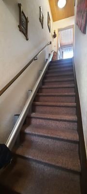 Treppe mit Treppenlift.jpeg