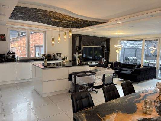 Wohn- und Essbereich mit Küche