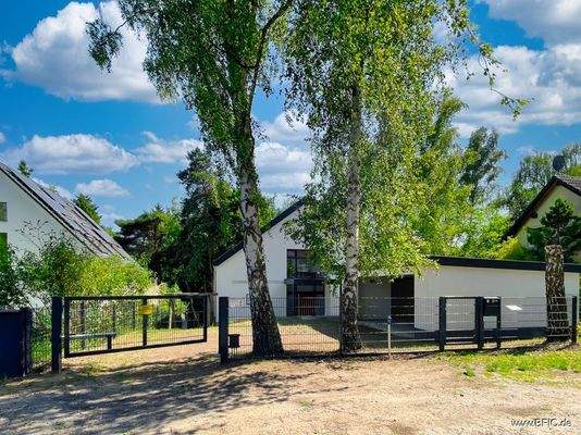 Straßenansicht, Garage und Haus