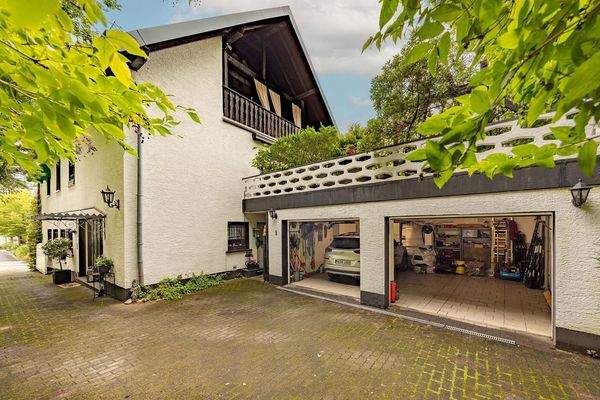 Haus, Hof, Doppelgarage