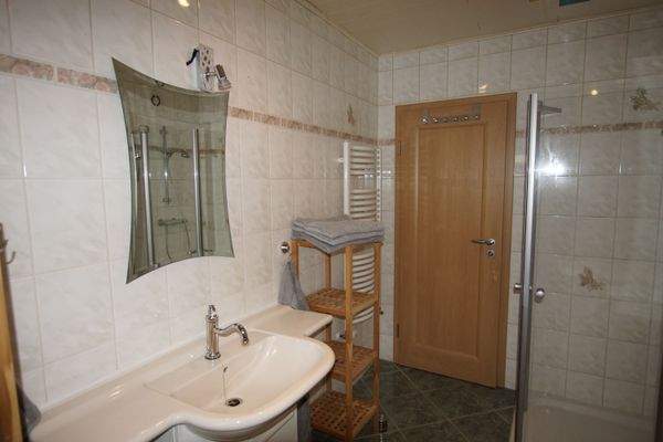 Bad mit Dusche und WC im EG