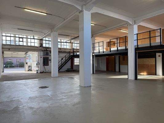 Halle mit Bühnenaufbau