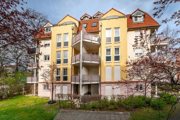 Rückansicht mit Terrasse der Wohnung