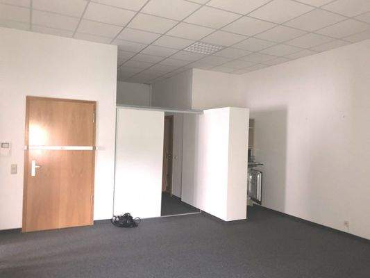 Eingangsbereich mit Archiveingang und Miniküche