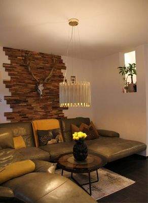 Großzügiges Wohnzimmer mit stilvoller Wandgestaltung in Holz