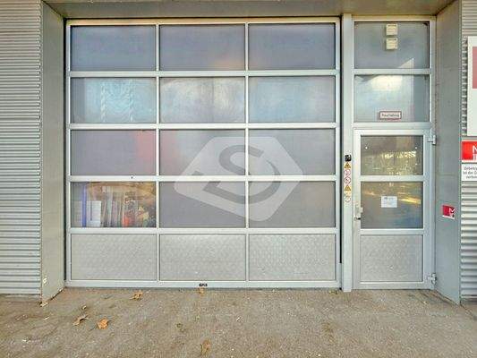 Eingang mit großem Rolltor