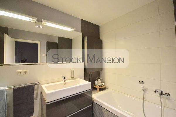 Modernes Vollbad mit Badewanne