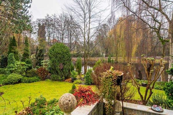 Gartenansicht mit Teich