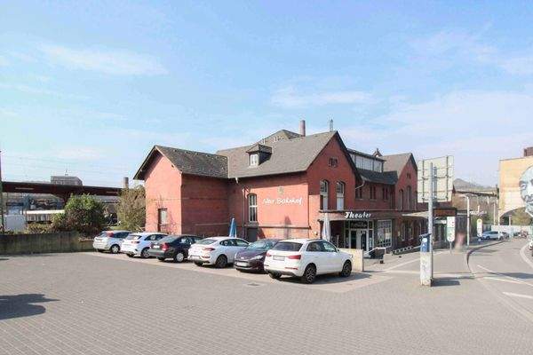 Außenansicht mit Parkplätzen