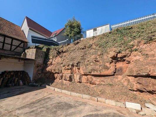 Hofraum hinter dem Nebengebäude