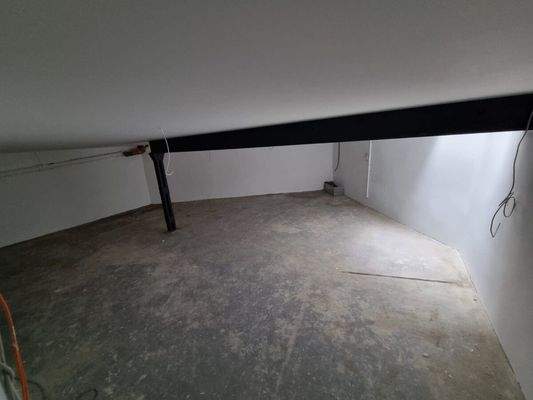 Niedriger Kellerraum