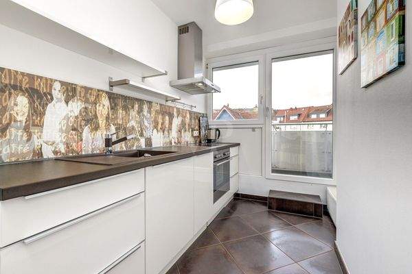 Helle Küchenzeile mit Blick