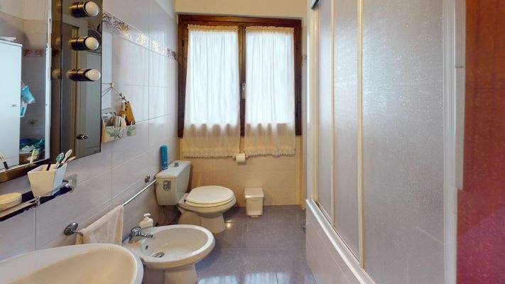 DP-066-Trilocale-vista-lago-Bathroom.jpg