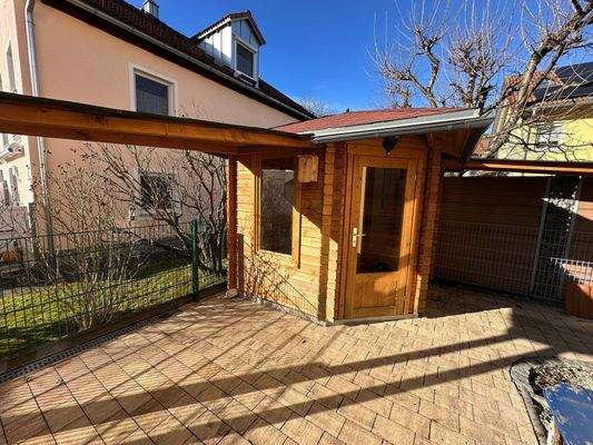 Gartenhaus mit Unterstand