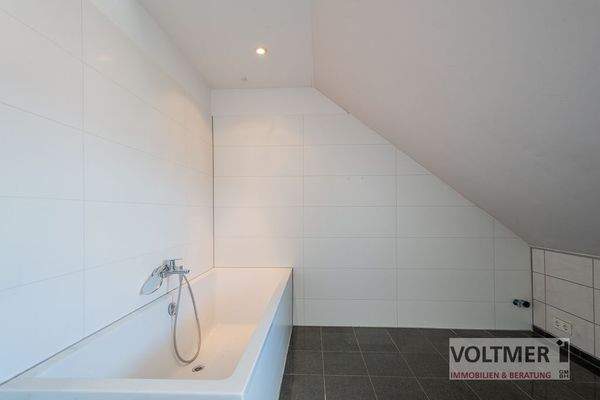 Badezimmer mit Badewanne 