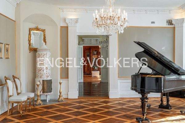 Imposanter Raum mit Flügel