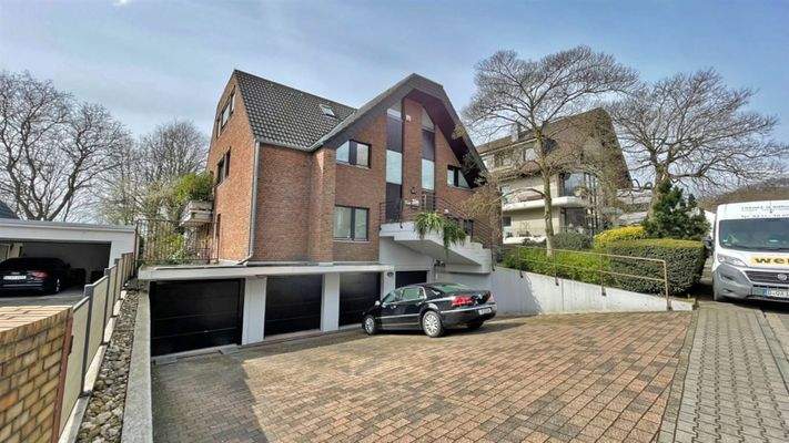 Hausansicht mit Tiefgarage