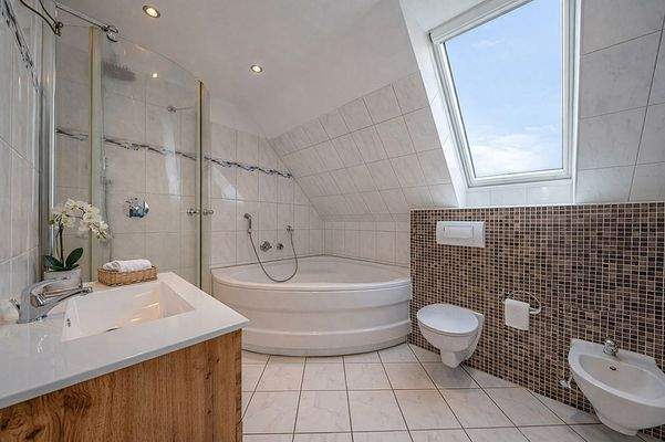 200-8699_Vollbad_gestaged