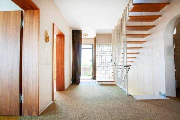 Eingang mit Treppe zu UG und DG