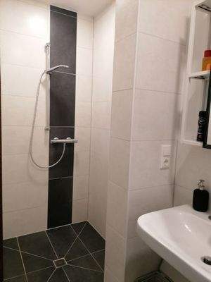 Badezimmer mit Dusche
