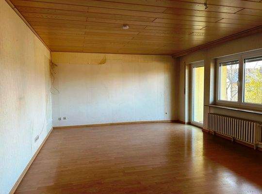 2 Geräumiges helles Wohnzimmer mit Zugang zur Terrasse.jpg