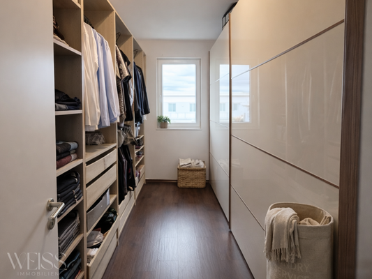 Ankleide angrenzend zum Hauptschlafzimmer