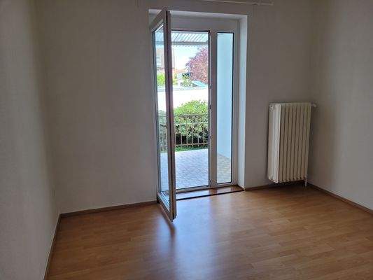 Wohnraum nach hinten mit Balkon