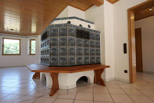 gemütlicher Kachelofen mit Sitzbank