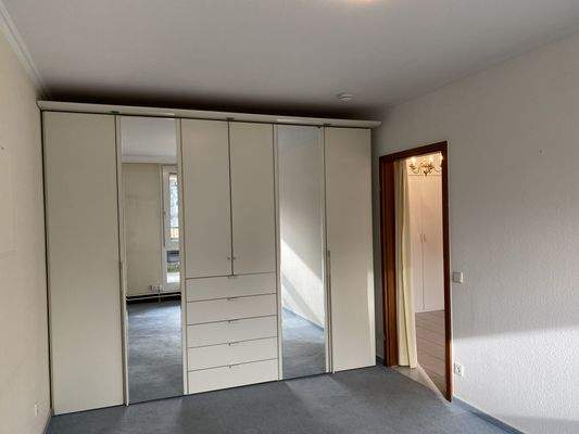 Großzügiger Kleiderschrank