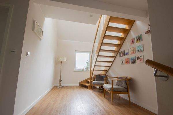 Offene Holztreppe zum Studio