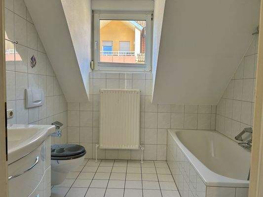 Hauptbad mit Badewanne