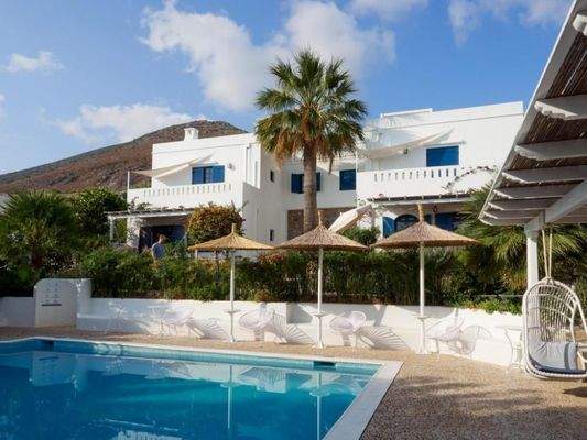Kreta, Chersonisou: Hotel im Kykladenstil mit 13 Apartments, Pool, Garten und Café / Bar zu verkaufen