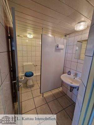 weiteres WC mit Waschbecken