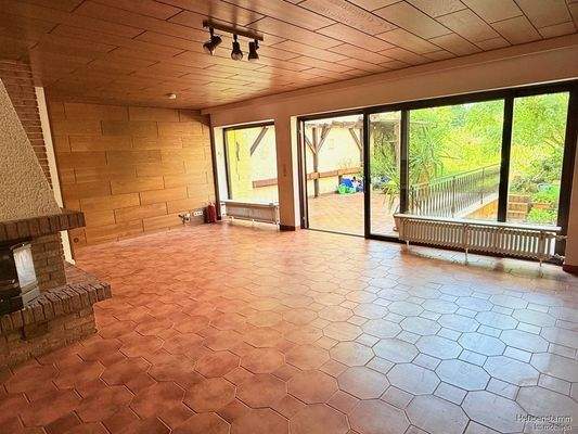 Wohnzimmer mit Kamin